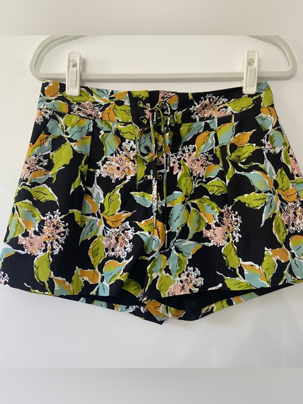PAIGE Black Kona Floral Lace Up Shorts NWOT Size 6
